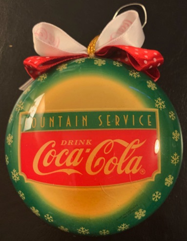 45155-1 € 6,00 coca cola kerstbal plat kleur groen.jpeg